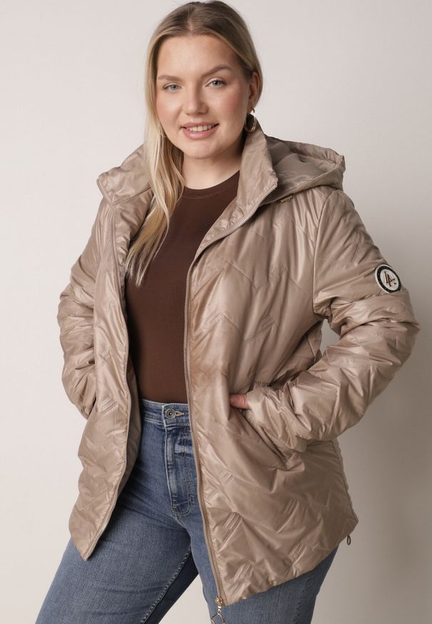 Born2be - Ciemnobeżowa Pikowana Kurtka Przejściowa o Prostym Kroju z Kapturem Vimoris. Okazja: na spacer, na co dzień. Typ kołnierza: kaptur. Kolekcja: plus size. Kolor: beżowy. Materiał: jeans, poliester. Styl: elegancki, casual