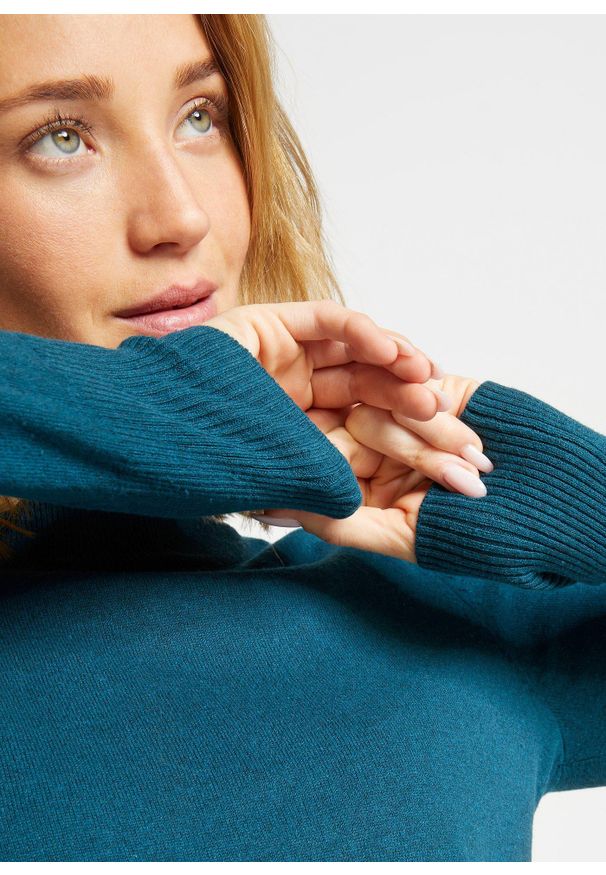 bonprix - Sweter basic ze stójką, z bawełny z recyklingu. Typ kołnierza: kołnierzyk stójkowy. Kolor: niebieski. Materiał: bawełna. Wzór: gładki, ze splotem