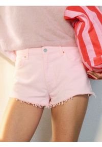 Sinsay - Szorty jeansowe z surowymi nogawkami - różowy. Kolor: różowy. Materiał: jeans
