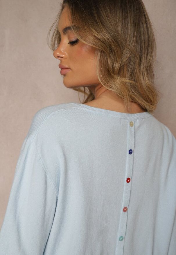 Renee - Jasnoniebieski Sweter z Kaszmirem Ozdobiony Kieszeniami Saniswena. Kolor: niebieski. Materiał: kaszmir. Długość rękawa: długi rękaw. Długość: długie. Wzór: aplikacja. Styl: klasyczny, elegancki