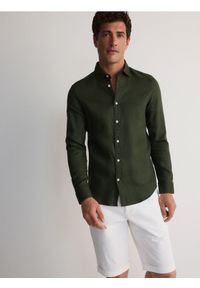 Reserved - Koszula regular z lnem - zielony. Kolor: zielony. Materiał: len #1