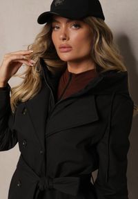 Renee - Czarna Kurtka Dwurzędowa o Fasonie Płaszczyka z Kapturem Wiązana w Talii Erillen. Okazja: na co dzień. Typ kołnierza: kaptur. Kolor: czarny. Materiał: jeans, materiał. Długość rękawa: długi rękaw. Długość: długie. Wzór: aplikacja. Styl: klasyczny, elegancki, casual