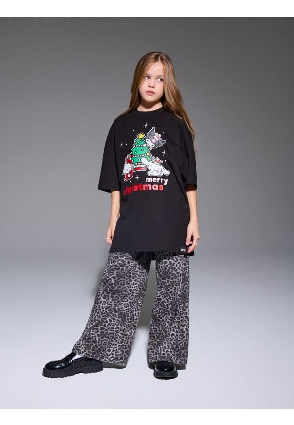 Sinsay - Bawełniana koszulka z nadrukiem Hello Kitty - czarny. Kolor: czarny. Materiał: bawełna. Wzór: motyw z bajki, nadruk