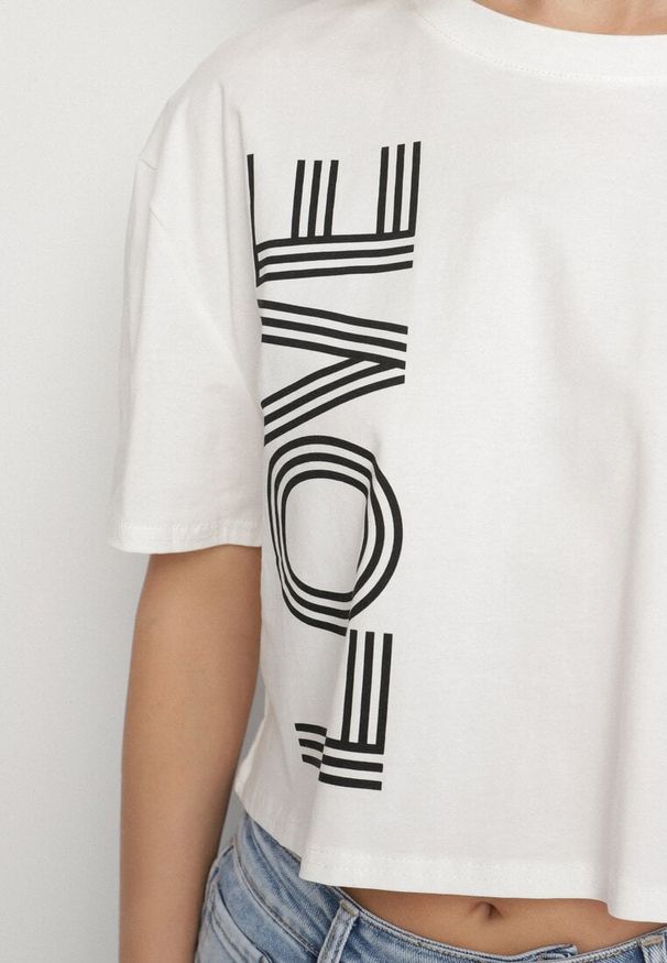 Born2be - Biały Krótki Bawełniany T-shirt z Napisem Sannirra. Okazja: na co dzień. Kolor: biały. Materiał: bawełna. Długość: krótkie. Wzór: napisy. Styl: klasyczny, casual