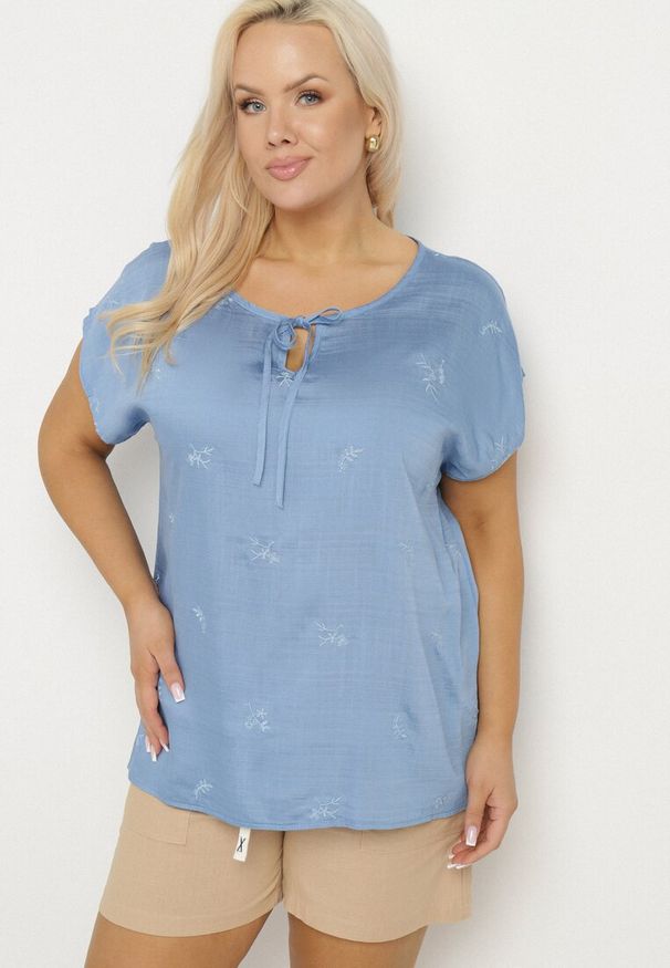 Born2be - Niebieska Bluzka z Haftem i Sznurkiem Przy Dekolcie Mepaya. Okazja: na co dzień. Kolekcja: plus size. Kolor: niebieski. Długość rękawa: krótki rękaw. Długość: krótkie. Wzór: haft. Sezon: lato. Styl: elegancki, casual, klasyczny