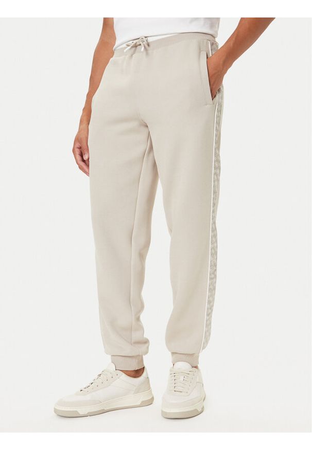 Guess Spodnie dresowe Z5BB18 KB3P2 Beżowy Regular Fit. Kolor: beżowy. Materiał: syntetyk, bawełna