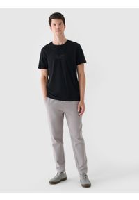 4f - 4F T-shirt regular z nadrukiem męski - czarny XL. Okazja: na co dzień. Kolor: czarny. Materiał: bawełna, jersey, dzianina. Długość rękawa: krótki rękaw. Długość: krótkie. Wzór: nadruk. Styl: sportowy, klasyczny, casual