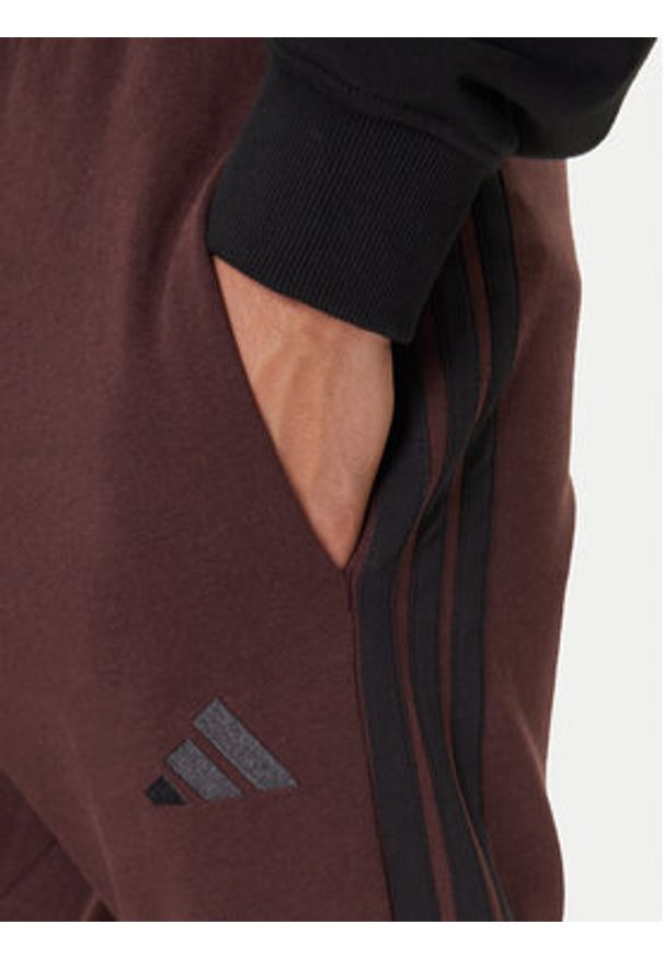 Adidas - adidas Spodnie dresowe Essentials 3-Stripes JX0749 Brązowy Regular Fit. Kolor: brązowy. Materiał: bawełna, syntetyk