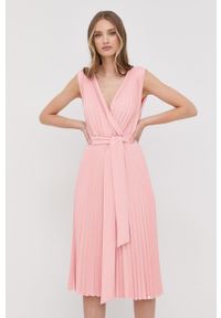 Nissa sukienka kolor różowy midi rozkloszowana. Kolor: różowy. Materiał: tkanina. Typ sukienki: plisowane, rozkloszowane. Długość: midi