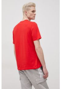 adidas Originals T-shirt bawełniany kolor czerwony gładki. Okazja: na co dzień. Kolor: czerwony. Materiał: bawełna. Wzór: gładki. Styl: casual