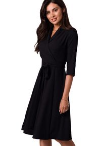 BeWear - Rozkloszowana sukienka kopertowa z wiązaniem w pasie czarna. Okazja: do pracy. Kolor: czarny. Typ sukienki: kopertowe. Styl: elegancki, wizytowy