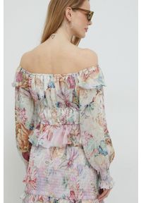 Guess bluzka damska kolor różowy wzorzysta. Okazja: na co dzień. Typ kołnierza: dekolt hiszpanka. Kolor: różowy. Materiał: tkanina. Długość rękawa: długi rękaw. Długość: długie. Styl: casual #5