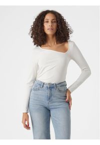 Vero Moda Bluzka Carina 10301178 Biały Regular Fit. Kolor: biały. Materiał: wiskoza