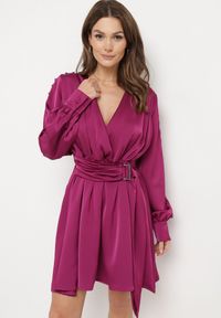 Born2be - Fuksjowa Sukienka z Gumką w Pasie z Kopertowym Dekoltem i Paskiem z Metalową Klamrą Branica. Typ kołnierza: dekolt kopertowy. Kolor: różowy. Materiał: tkanina. Wzór: aplikacja. Typ sukienki: kopertowe #2