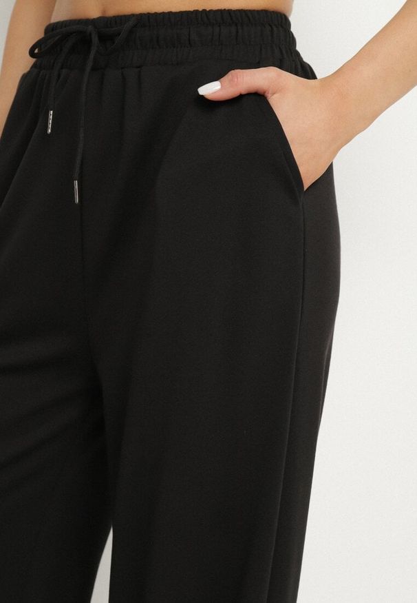 Born2be - Czarne Spodnie z Gumką w Pasie i Wsuwanymi Kieszeniami Tosille. Okazja: na co dzień. Kolor: czarny. Styl: elegancki, casual