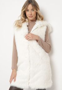 Born2be - Biała Futerkowa Kamizelka z Kapturem o Prostym Kroju Sinthira. Okazja: na co dzień. Typ kołnierza: kaptur. Kolor: biały. Materiał: jeans. Styl: casual, elegancki #2