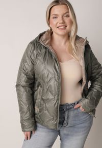 Born2be - Zielona Pikowana Kurtka z Odpinanym Kapturem i Dłuższym Tyłem Harmenope. Okazja: na co dzień. Kolekcja: plus size. Kolor: zielony. Materiał: poliester, jeans. Długość: długie. Styl: casual #2