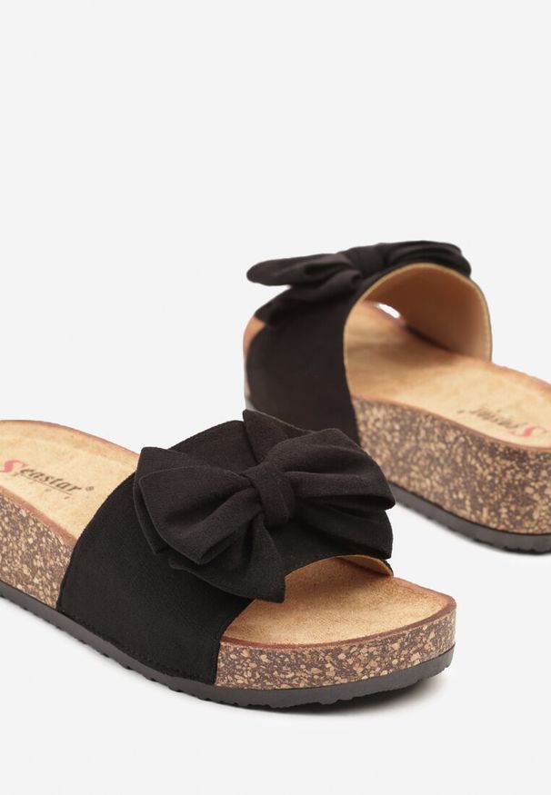 Renee - Czarne Klapki na Koturnie z Korka Ozdobione Kokardą Rinaia. Okazja: na co dzień. Kolor: czarny. Materiał: jeans. Wzór: aplikacja. Sezon: lato. Obcas: na koturnie. Styl: elegancki, casual