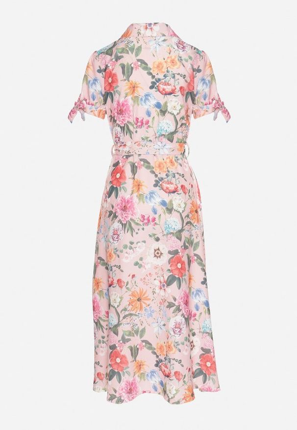 Born2be - Różowa Rozkloszowana Sukienka o Koszulowym Kroju z Paskiem w Kwiatowy Wzór Fevelorine. Okazja: na co dzień. Kolor: różowy. Wzór: kwiaty. Typ sukienki: koszulowe. Styl: casual