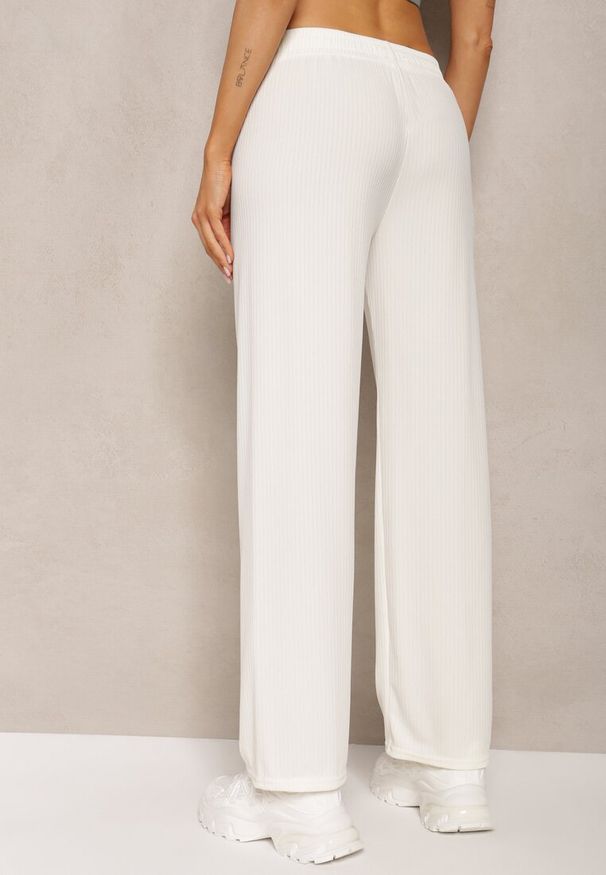 Renee - Białe Szerokie Spodnie z Delikatnie Prążkowanego Materiału Kasaida. Kolor: biały. Materiał: materiał, prążkowany. Sezon: lato