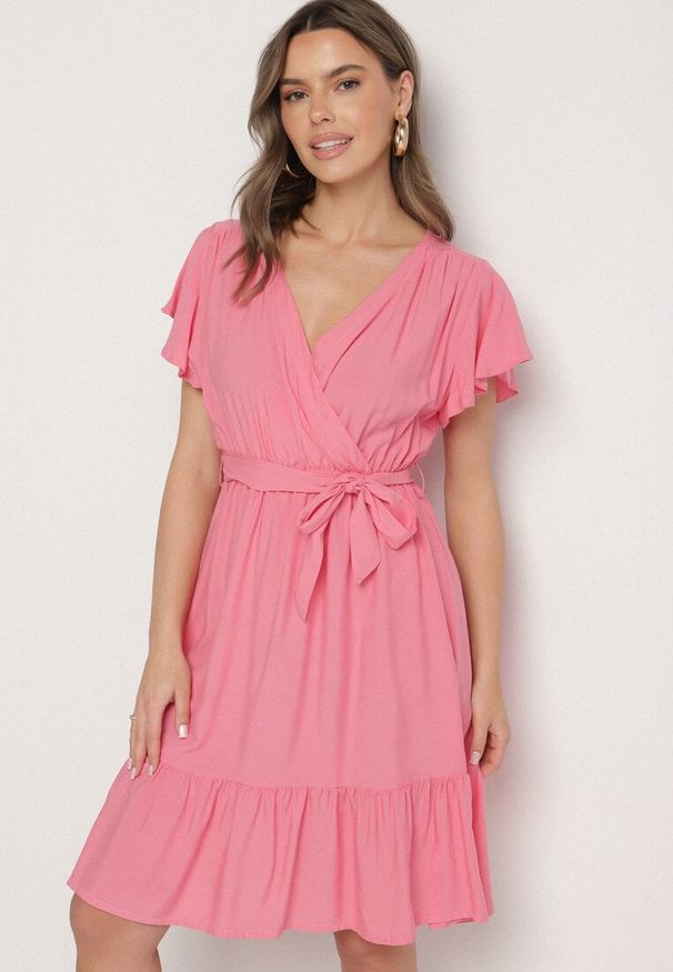 Born2be - Różowa Wiskozowa Sukienka z Kopertowym Dekoltem i Paskiem Aurenelle. Okazja: na co dzień. Typ kołnierza: dekolt kopertowy. Kolor: różowy. Materiał: wiskoza. Długość rękawa: krótki rękaw. Sezon: wiosna, lato. Typ sukienki: kopertowe. Styl: casual