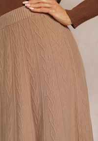 Renee - Beżowa Rozkloszowana Spódnica Midi ze Sweterkowego Tłoczonego Materiału i Gumką w Pasie Tuilera. Kolor: beżowy. Materiał: materiał #5