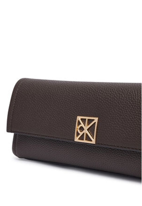 Calvin Klein Torebka Emblem Hw Pebble Clutch LV04F3740G Brązowy. Kolor: brązowy. Materiał: skórzane