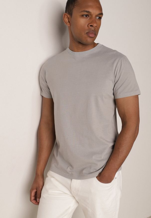 Born2be - Szara Gładka Koszulka T-shirt z Bawełny o Prostym Kroju Sarusa. Okazja: na co dzień, na randkę. Kolor: szary. Materiał: bawełna. Wzór: gładki. Styl: casual, klasyczny