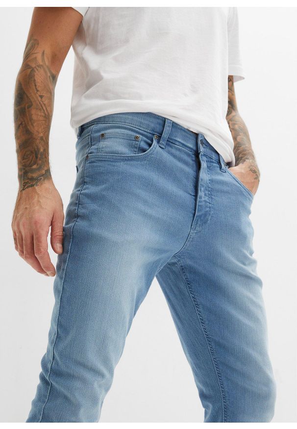 bonprix - Dżinsy ze stretchem Slim Fit Straight. Kolor: niebieski