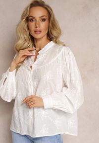 Renee - Biała Bawełniana Koszula z Ozdobnym Haftem Lascam. Kolor: biały. Materiał: bawełna. Długość rękawa: długi rękaw. Długość: długie. Wzór: haft