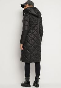 Born2be - Czarna Długa Pikowana Kurtka z Kapturem Sisilara. Okazja: na spacer, na co dzień. Typ kołnierza: kaptur. Kolor: czarny. Długość: długie. Sezon: zima, jesień. Styl: klasyczny, casual, elegancki #4