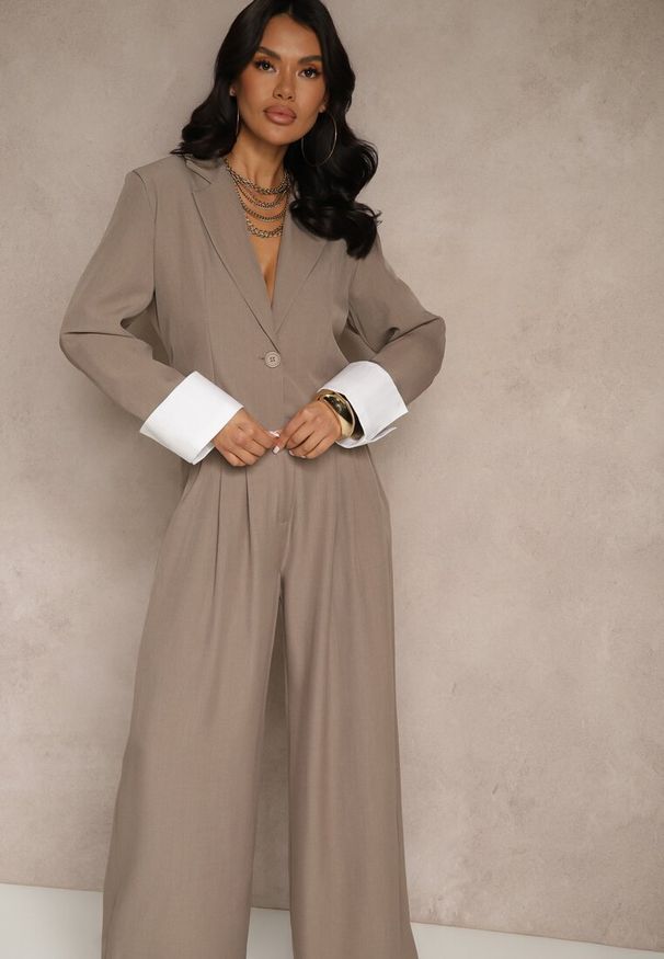 Renee - Jasnobrązowy Garniturowy Komplet Marynarka i Spodnie z Kontrastującymi Zdobieniami Davirielle. Kolor: brązowy. Wzór: aplikacja