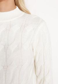 Born2be - Biały Klasyczny Sweter w Ozdobny Splot Aliissa. Kolor: biały. Materiał: dzianina. Długość rękawa: długi rękaw. Długość: długie. Wzór: ze splotem. Styl: klasyczny