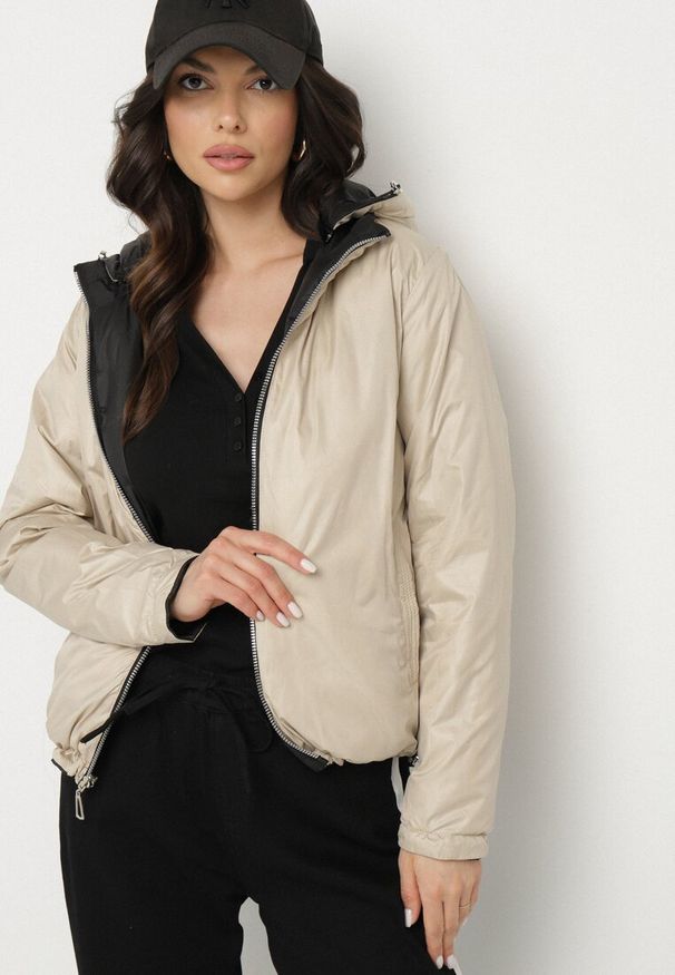 Born2be - Czarna Pikowana Kurtka o Dwustronnym Kroju z Odpinanym Kapturem Zeorina. Okazja: na co dzień. Kolor: czarny. Materiał: jeans. Wzór: gładki. Styl: casual, elegancki