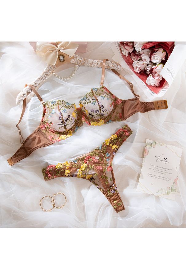 Intica - Zestaw bielizny z haftem elegancki i wygodny Wibekke. Kolor: brązowy. Materiał: tkanina, materiał. Wzór: haft