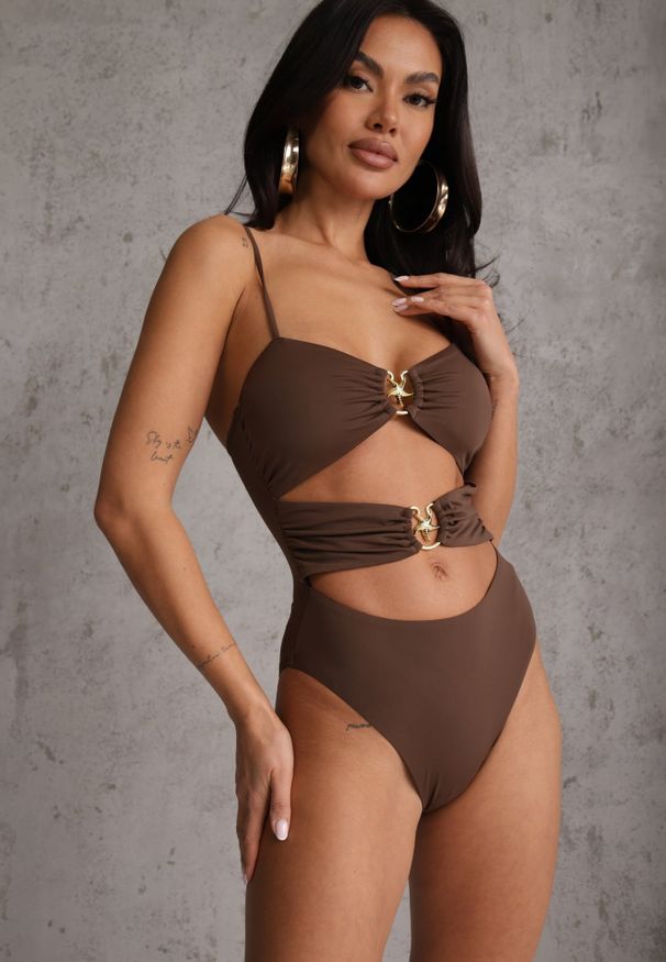 Renee - Brązowy Jednoczęściowy Strój Kąpielowy Na Cienkich Ramiączkach ze Złotymi Ozdobami i Wycięciami Nonanoe. Kolekcja: plus size. Kolor: brązowy. Materiał: jeans. Wzór: aplikacja
