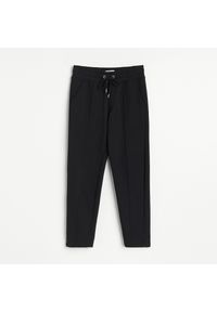 Reserved - Gładkie spodnie regular fit - Czarny. Kolor: czarny. Wzór: gładki #1