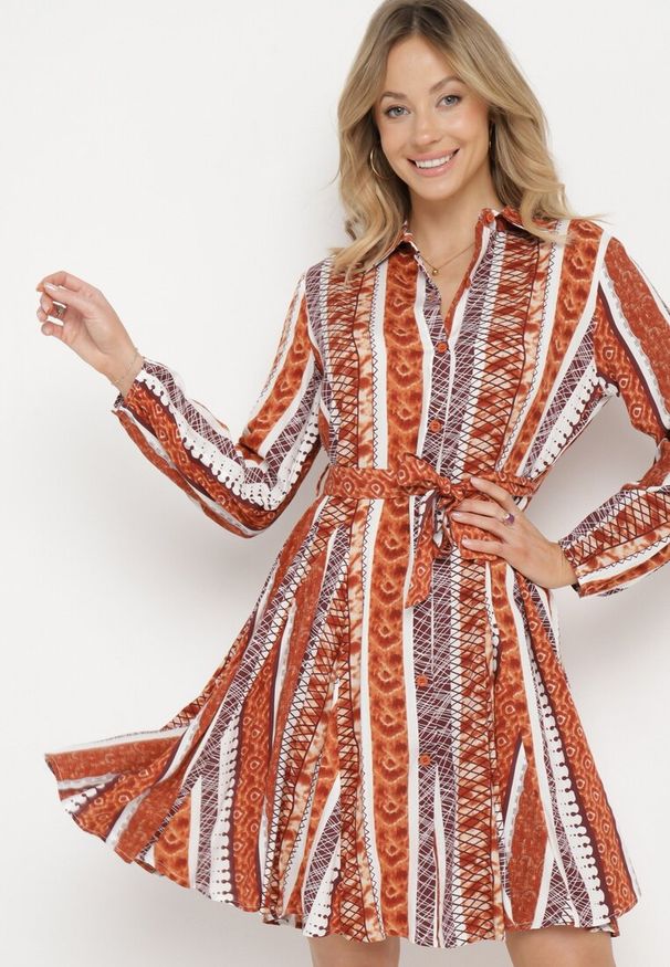 Born2be - Brązowa Sukienka Koszulowa z Wiskozy Rozkloszowana z Materiałowym Paskiem Sigina. Okazja: do pracy. Kolor: brązowy. Materiał: wiskoza, materiał. Długość rękawa: długi rękaw. Typ sukienki: koszulowe