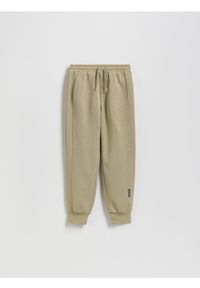 Reserved - Bawełniane joggery z meszkiem - oliwkowy. Kolor: oliwkowy. Materiał: bawełna