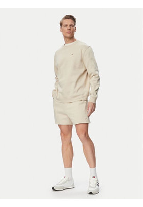 Tommy Jeans Szorty sportowe DM0DM21931 Beżowy jasny Regular Fit. Kolor: beżowy. Materiał: bawełna. Styl: sportowy