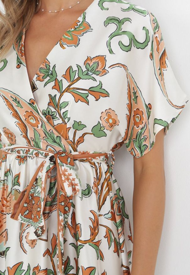 Born2be - Zielona Sukienka Maxi z Kopertowym Dekoltem i Gumką w Pasie w Orientalny Wzór Sierrina. Kolor: zielony. Materiał: materiał. Typ sukienki: kopertowe. Długość: maxi