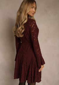 Renee - Bordowa Sukienka ze Stójką z Koronki Zdobiona Wiązaniem w Talii i Falbanami Elarassa. Typ kołnierza: kołnierzyk stójkowy. Kolor: czerwony. Materiał: koronka. Długość rękawa: na ramiączkach. Wzór: koronka, aplikacja. Styl: rockowy #4