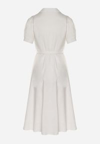 Born2be - Biała Sukienka z Koronką i Ozdobnym Paskiem oraz Kołnierzykiem Gavridia. Okazja: na co dzień, do pracy. Kolor: biały. Materiał: koronka. Długość rękawa: krótki rękaw. Wzór: koronka. Typ sukienki: proste. Styl: casual, klasyczny, elegancki, wizytowy #4