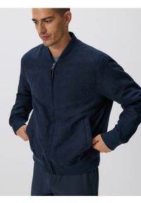 Reserved - Kurtka bomberka z imitacji zamszu - granatowy. Kolor: niebieski. Materiał: zamsz