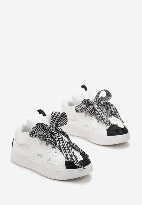 Born2be - Biało-Czarne Sneakersy z Ozdobnym Sznurowaniem i Szerokim Językiem Vessy. Kolor: biały