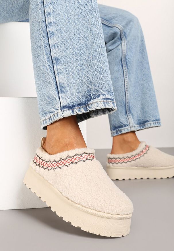 Renee - Beżowe Śniegowce na Platformie z Niską Cholewką i Haftem Zinnorea. Okazja: na spacer, na co dzień. Kolor: beżowy. Szerokość cholewki: normalna. Wzór: haft. Wysokość cholewki: przed kostkę. Materiał: jeans. Sezon: zima. Obcas: na platformie. Styl: casual