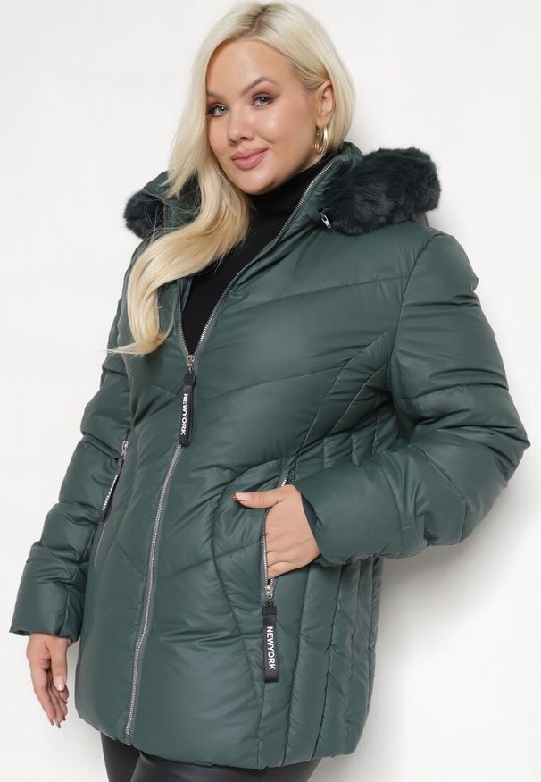 Born2be - Ciemnozielona Kurtka Pikowana z Odpinanym Kapturem i Futerkiem Ittella. Okazja: na co dzień. Kolor: zielony. Materiał: futro. Styl: elegancki, casual