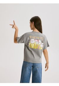 Reserved - T-shirt z nadrukiem Bananya - ciemnoszary. Kolor: szary. Materiał: bawełna. Wzór: nadruk #1