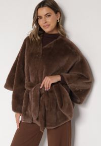 Born2be - Brązowe Ponczo z Futerkiem i Wiązanym Paskiem Monalena. Okazja: do pracy, na co dzień, na spotkanie biznesowe. Kolor: brązowy. Materiał: futro. Styl: casual, elegancki, biznesowy #1