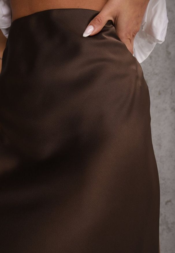 Renee - Brązowa Satynowa Spódnica Maxi High Waist Formia. Stan: podwyższony. Kolor: brązowy. Materiał: satyna